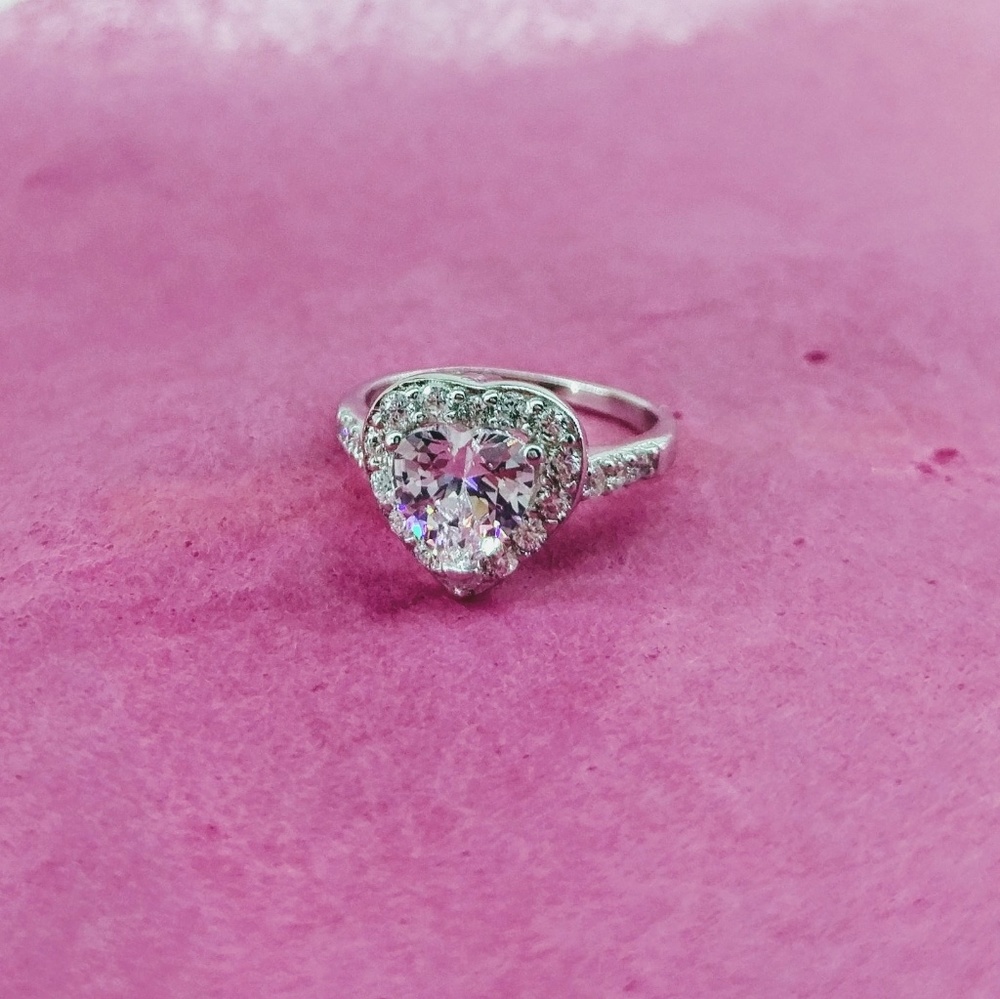 Solitare heart Sterling Silver ring. 925